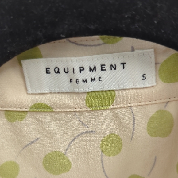 Equipment 100% Silk Cream and Green Sleeveless Button Down Shirt - Picture 2 of 3